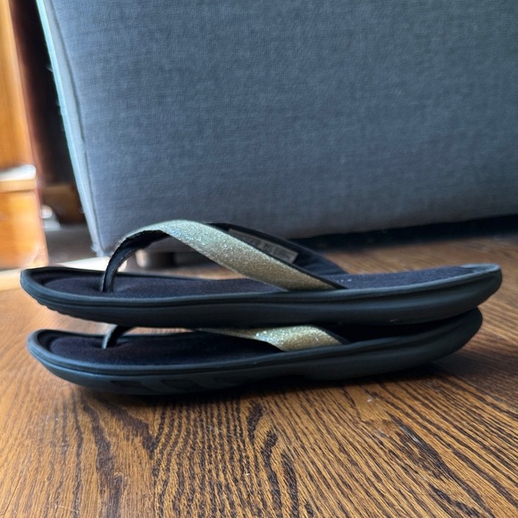 Adidas Women’s 9 Black Flip Flops with Metallic Gold Straps - Picture 6 of 7